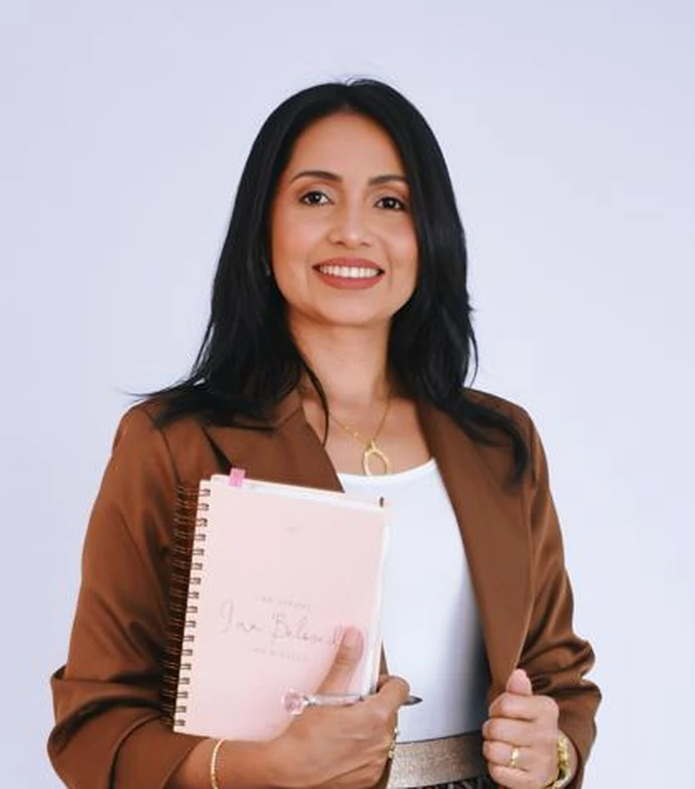 Mara Miguel sorrindo, com seu caderno de estudos